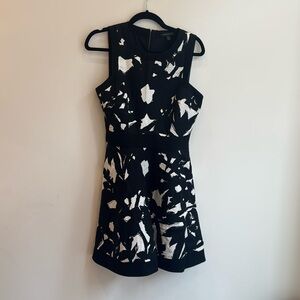 BLACK AND WHITE BANANA REPUBLIC DRESS